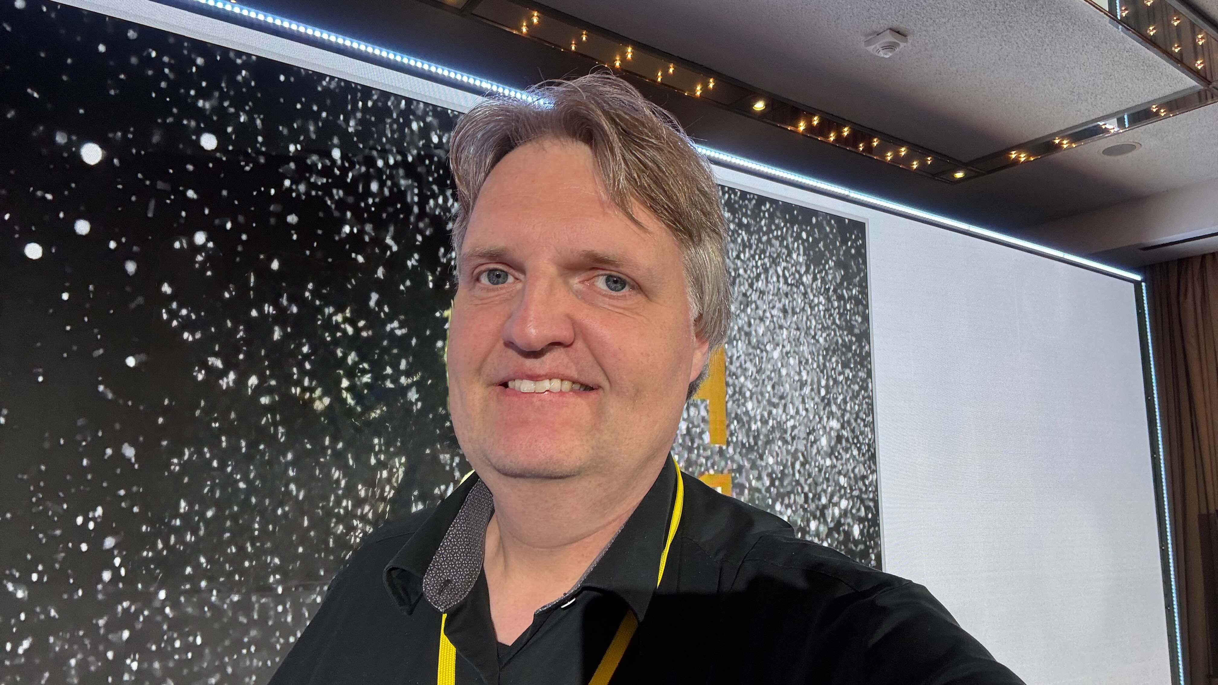 Gerhard Lehnert auf der Bühne während eines Vortrags